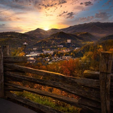 Whispering Winds, Hot Tub, Game Room, Wifi, 1089 Free Tickets Each Paid Day, Dollywood And More Gatlinburg Exterior photo