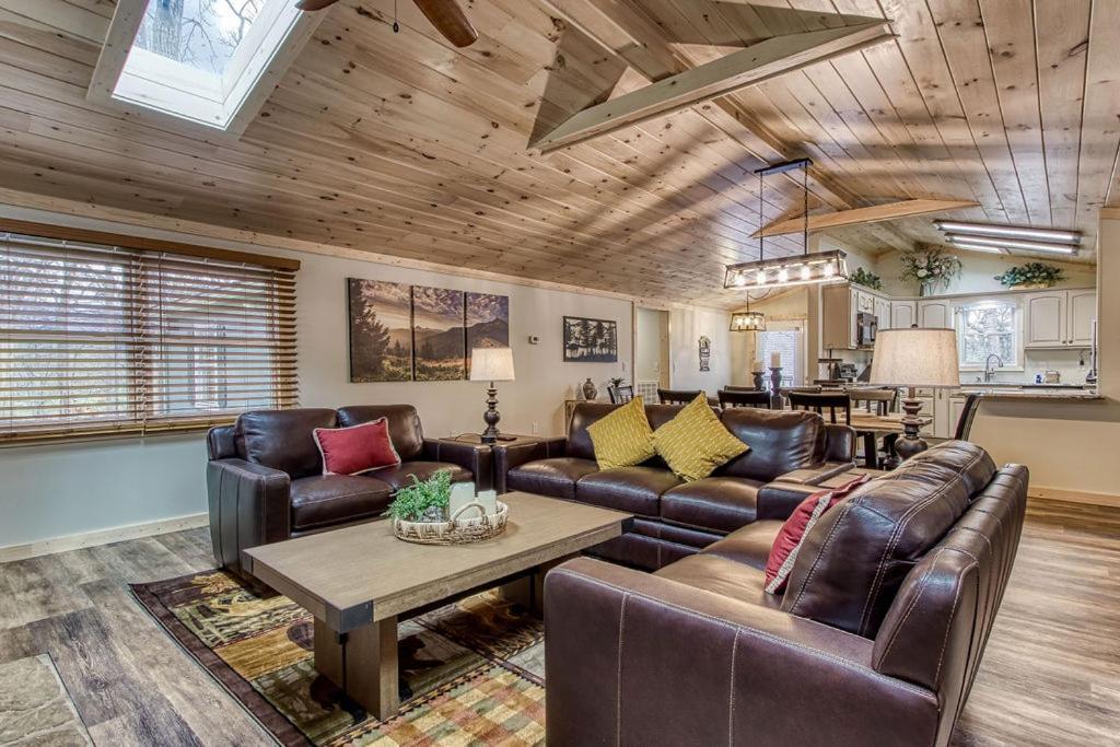 Whispering Winds, Hot Tub, Game Room, Wifi, 1089 Free Tickets Each Paid Day, Dollywood And More Gatlinburg Exterior photo