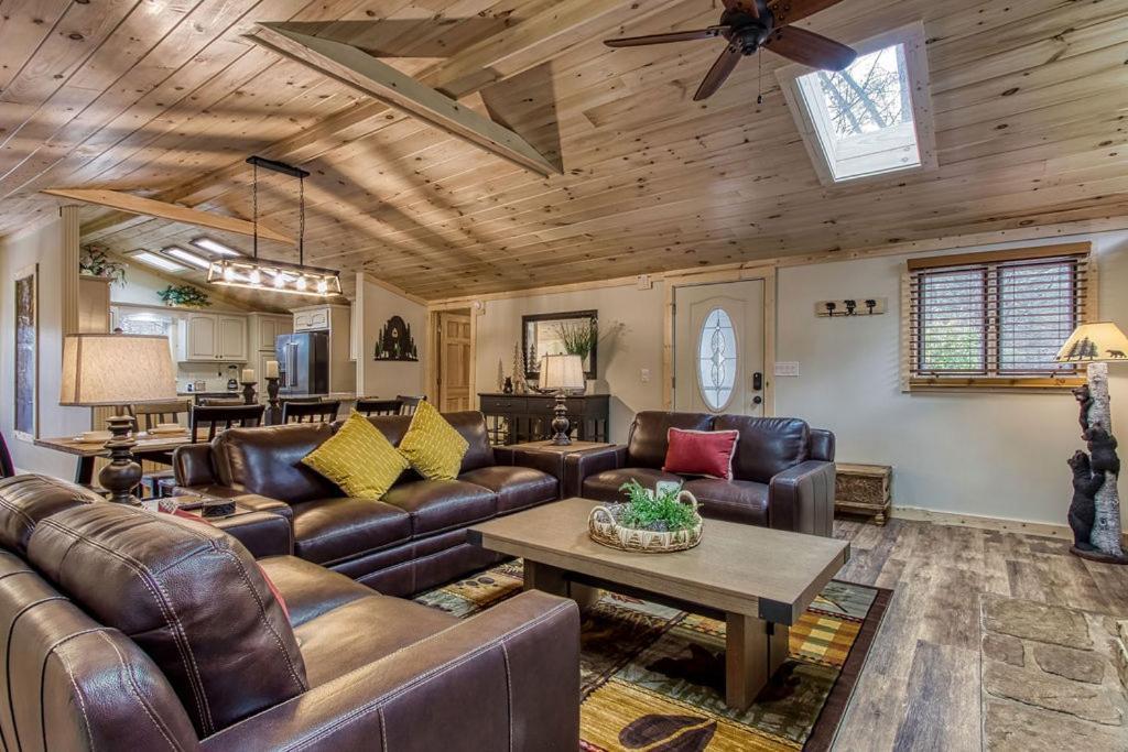 Whispering Winds, Hot Tub, Game Room, Wifi, 1089 Free Tickets Each Paid Day, Dollywood And More Gatlinburg Exterior photo
