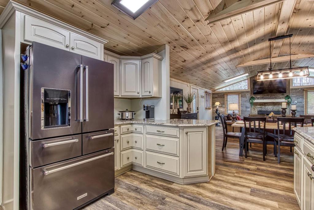 Whispering Winds, Hot Tub, Game Room, Wifi, 1089 Free Tickets Each Paid Day, Dollywood And More Gatlinburg Exterior photo