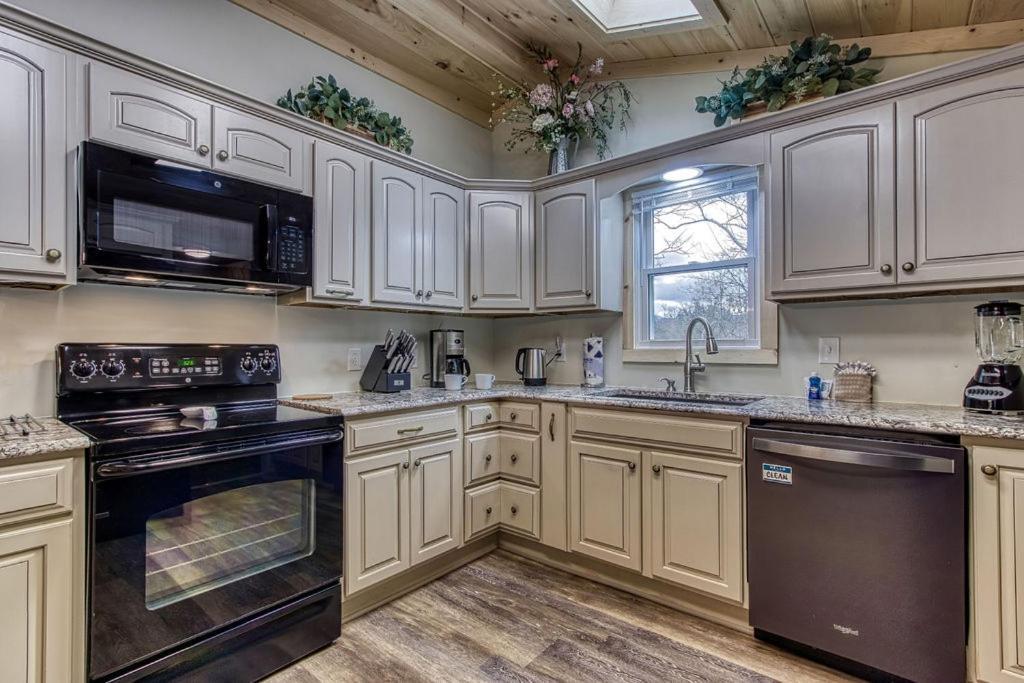 Whispering Winds, Hot Tub, Game Room, Wifi, 1089 Free Tickets Each Paid Day, Dollywood And More Gatlinburg Exterior photo