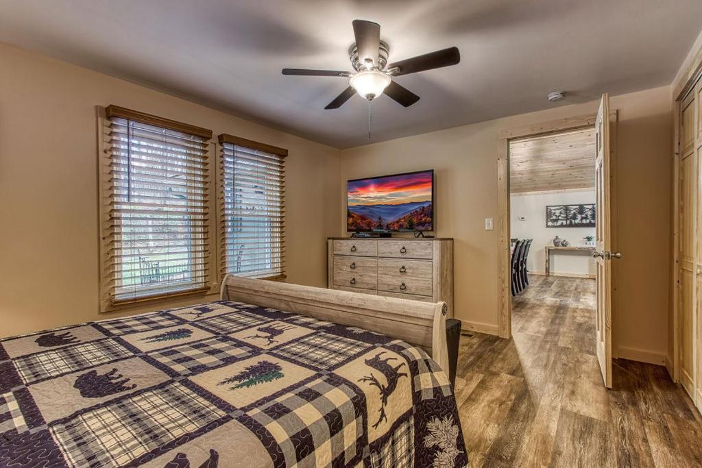 Whispering Winds, Hot Tub, Game Room, Wifi, 1089 Free Tickets Each Paid Day, Dollywood And More Gatlinburg Exterior photo
